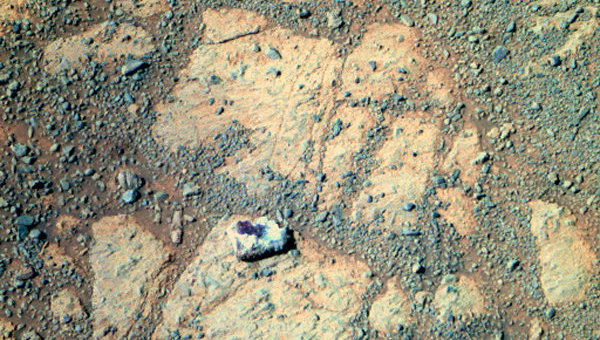 Недалеко от марсохода «Opportunity» появился странный камень