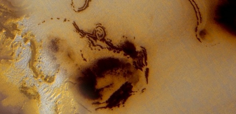 Гигантский смайл обнаружен учеными на Марсе